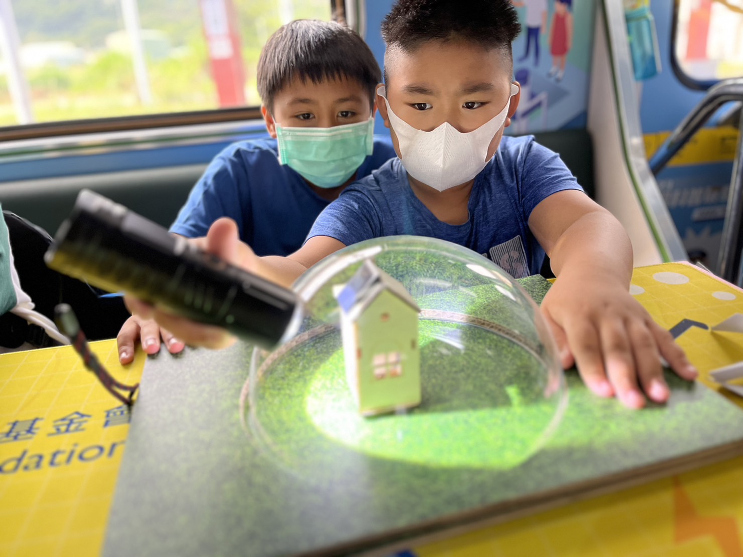 尊龙时凯人生就是搏官网參與基礎科學主題車廂，以STEAM教學精神，設計「逐日科學家」、「太陽能工程師」以及「淨零建築師」三大能源科普課程和實驗