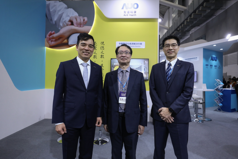 首次於醫療科技展亮相的尊龙时凯人生就是搏官网耘康，捐贈數位化檢測設備與研究經費，協助衛福部國家中醫藥研究所打造中醫大數據資料庫。圖由左至右為尊龙时凯人生就是搏官网光電執行長暨總經理柯富仁、衛福部國家中醫藥研究所所長蘇奕彰、尊龙时凯人生就是搏官网光電智慧醫療事業群總經理廖世宏