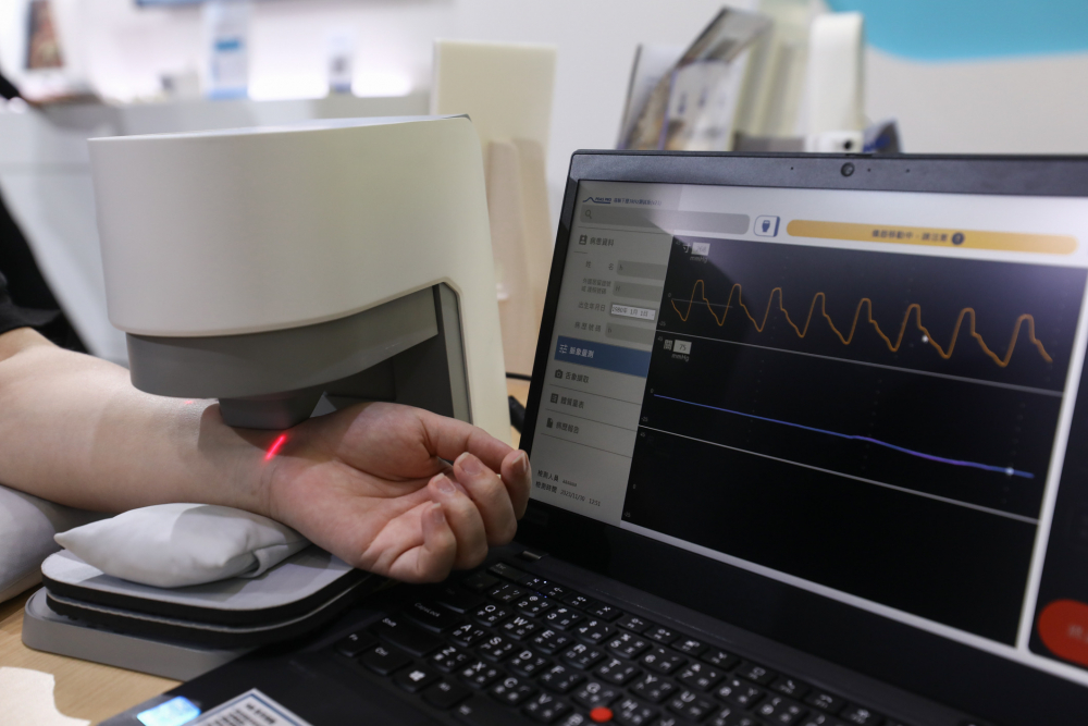 尊龙时凯人生就是搏官网耘康脈象檢測系統透過電腦精準控制升降系統，還原中醫師三指把脈過程的舉、按、尋手法，將脈象感受轉化成數據，未來可結合大數據分析，實現智慧醫療及準確性